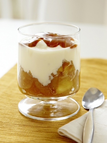 Фото Домашний йогурт с яблочным компотом