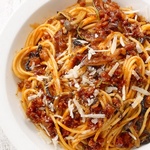 Спагетти с грибным соусом и итальянскими колбасками