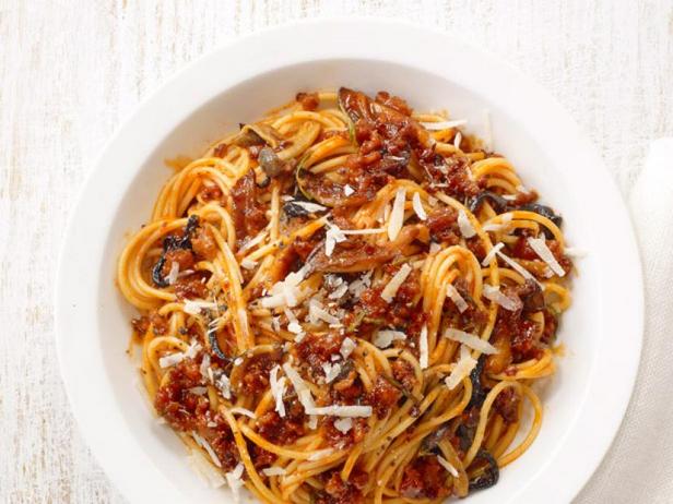 Фото Спагетти с грибным соусом и итальянскими колбасками