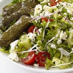 Греческий салат с долмадес