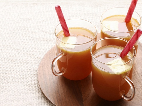 Фото Горячий яблочно-коричный напиток со сливочным маслом