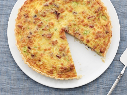 Фото Открытый пирог с сыром, ветчиной и зеленым луком