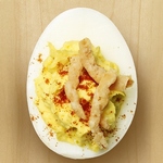 Яйца, фаршированные перцем халапеньо
