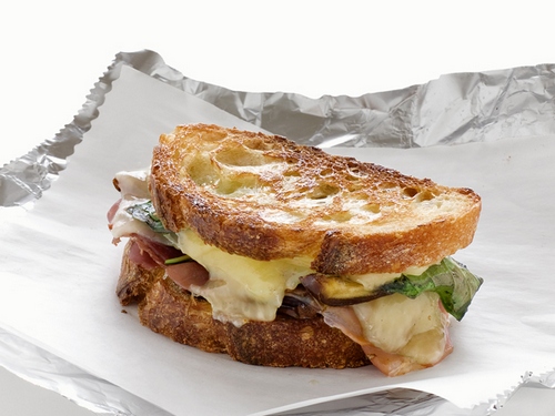 Фото Горячие сэндвичи с финиками и сыровяленой ветчиной