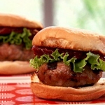 Мини-гамбургеры с томатным джемом и индейкой на гриле