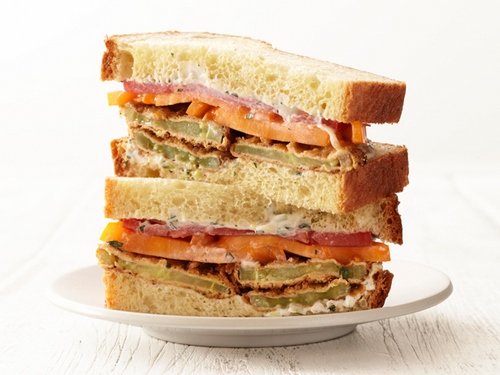 Фото Сэндвичи с жареными в кляре зелеными помидорами