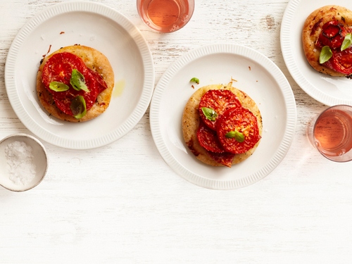 Фото Пиццетти с салями, помидорами и базиликом