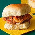 Слайдер-сэндвичи с куриным мясом и томатным чатни
