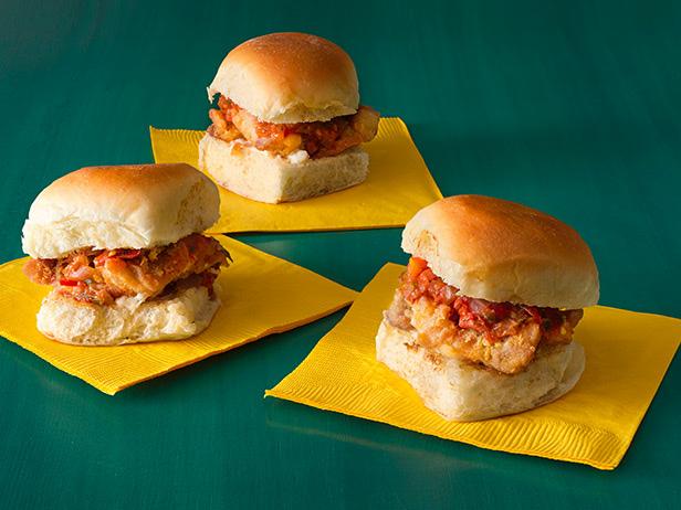 Фото Слайдер-сэндвичи с куриным мясом и томатным чатни