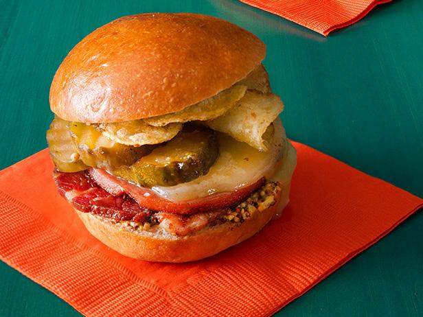 Фото Слайдер-сэндвичи с жаренной мортаделлой и салями