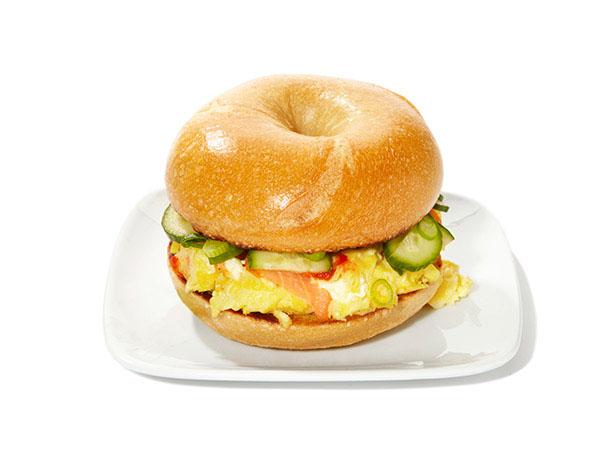 Фото Бейгл-сэндвичи с острым омлетом и копченым лососем