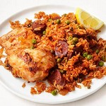 Рис с курицей и колбасой чоризо, приготовленные в сковороде