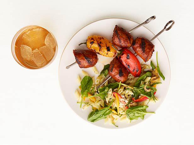 Фото Кебаб с колбасками-гриль и салатом из макарон