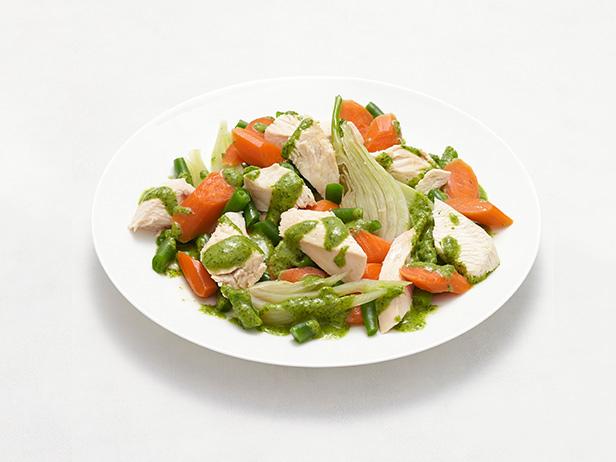 Фото Отварная курица с овощами и чесночно-травяным соусом