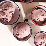 Домашнее мороженое с ежевикой и шоколадом