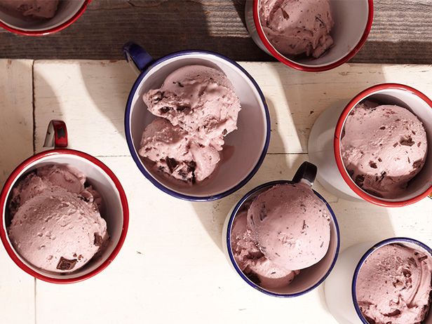 Фото Домашнее мороженое с ежевикой и шоколадом
