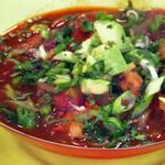 Томатный тортилья-суп с курицей и авокадо