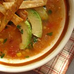 Тортилья-суп с курицей, кукурузой и авокадо