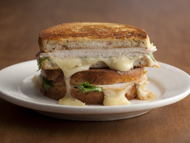 Фото Горячий сэндвич с индейкой и сыром бри