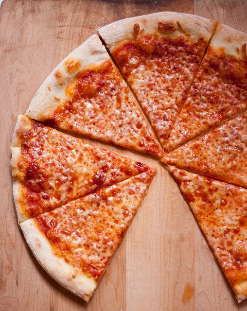 Фото Тонкая пицца в нью-йоркском стиле