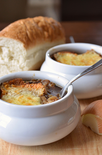Фото Луковый суп с сырными крутонами в горшочках по-ирландски