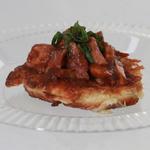 Луковые оладьи с курицей в соусе барбекю со специями тандури