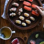Обед ассорти в японском стиле: из курицы, говядины и тунца на гриле