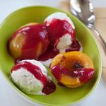 Десерт из мороженого «Персик Мельба»