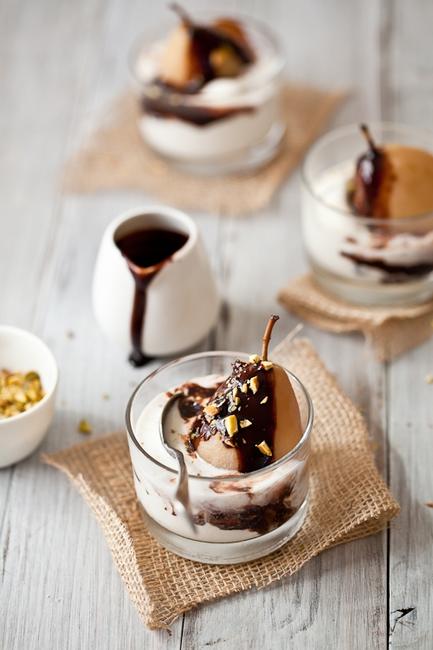 Фото Десерт груши в сиропе «Бель Элен» с шоколадным соусом и мороженым