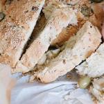 Бездрожжевой хлеб «Елиопита» с луком и оливками