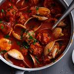 Моллюски тушенные на сковороде в томатном соусе «Амейжоаш на катаплана» (Almeijoas Na Cataplana)