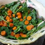 Теплый салат из моркови и шпината