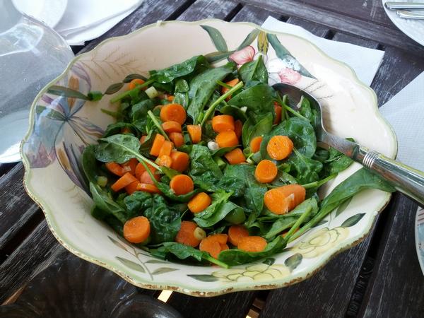 Фото Теплый салат из моркови и шпината