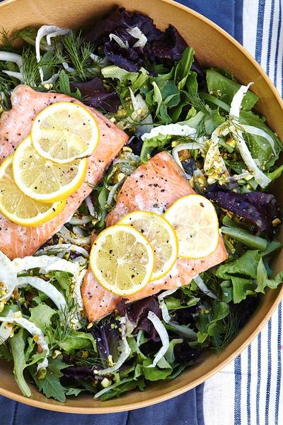 Как приготовить - Зеленый салат с лососем на пару