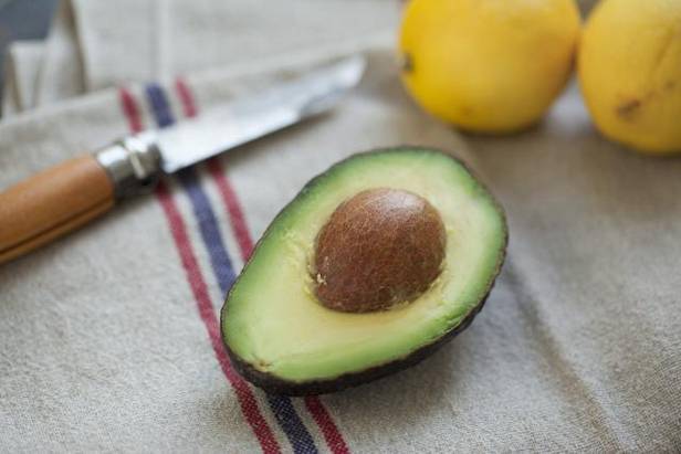 Как сохранить разрезанное авокадо от потемнения