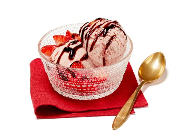 Фото Клубничное мороженое с бальзамическим сиропом