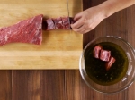 процесс маринования мяса
