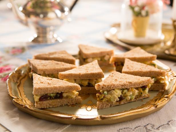 Фото Клубный сэндвич с салатом из курицы, яблока и карри