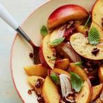 Салат с персиками, грецкими орехами и луком