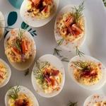 Фаршированные яйца с горчицей и карамелизованным беконом