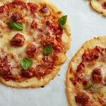 Безглютеновые порционные пиццы с фрикадельками из индейки