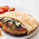 Греческий гамбургер с индейкой и салатом из помидоров