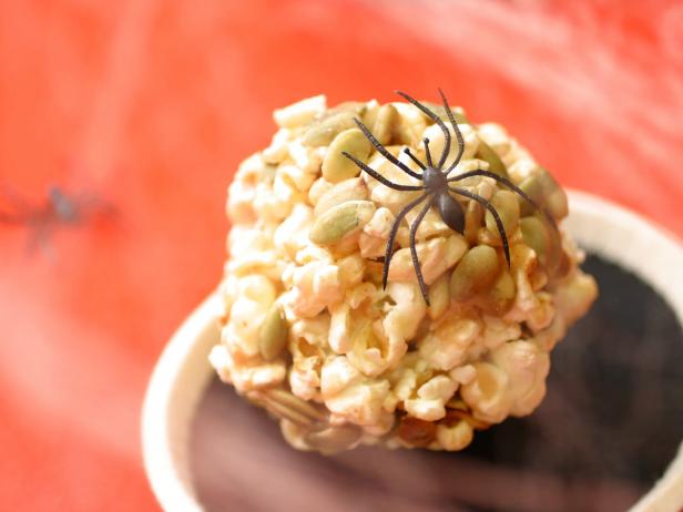 Фото Сладкие и пряные шарики из попкорна с тыквенными семечками