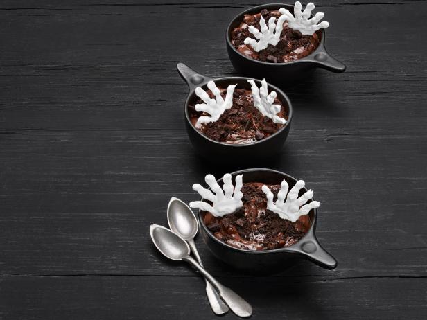 Как приготовить - Шоколадный пудинг с руками скелета