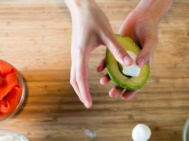 Заполните авокадо творожным сыром