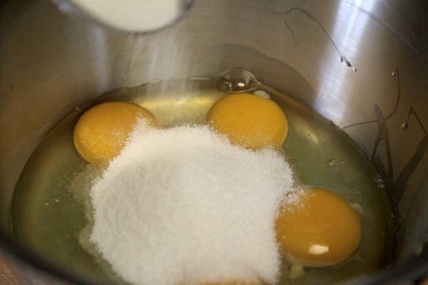 Взбейте яйца с сахаром до образования пены
