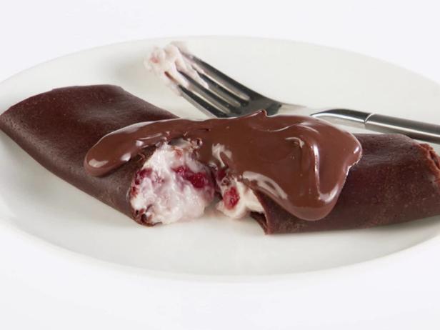 Фото Шоколадные блины с творожно-клубничной начинкой