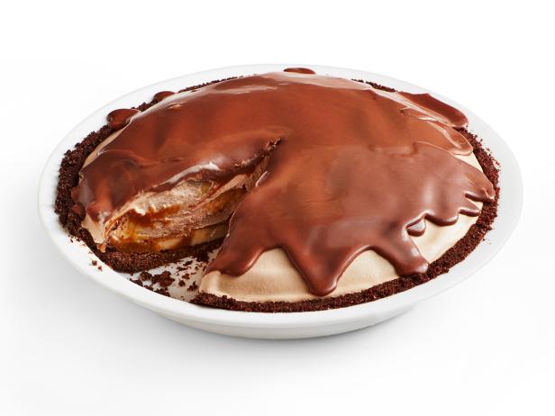 Фото Шоколадный пирог с мороженым, бананами и карамелью