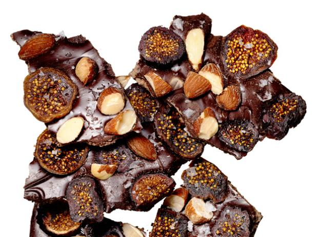 Как приготовить - Шоколадная кора с копченым миндалем и сушеным инжиром