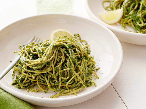 Как приготовить - Спагетти с соусом песто из фисташек и капусты кале